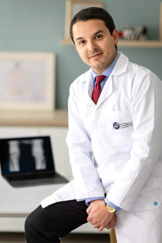 Médico en bata blanca, transmitiendo confianza y profesionalismo.