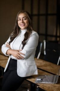 Retrato profesional con un fondo de oficina, transmitiendo confianza y profesionalismo.