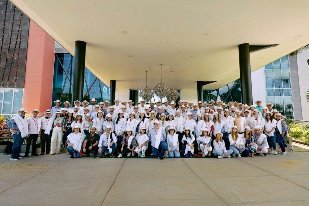 Un grupo de profesionales reunidos para un evento especial.
