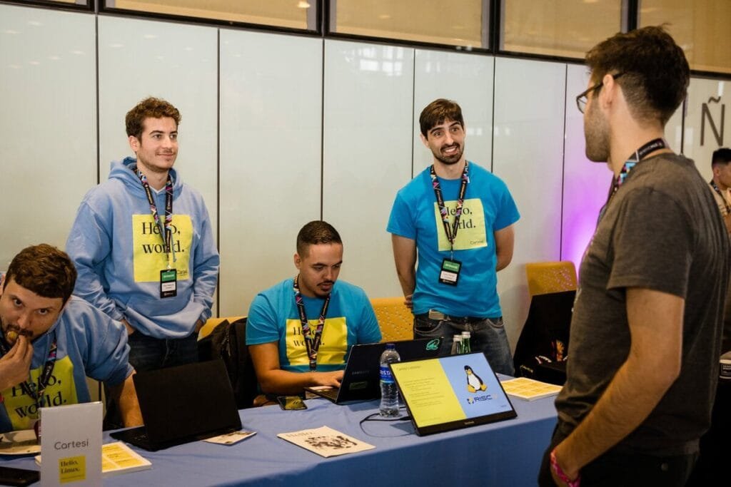 Personas conversando y compartiendo ideas en un stand.