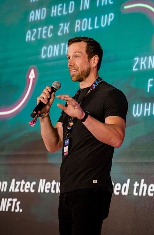 Captura de un momento clave en una conferencia tecnológica. Captura de un momento clave en una conferencia tecnológica.