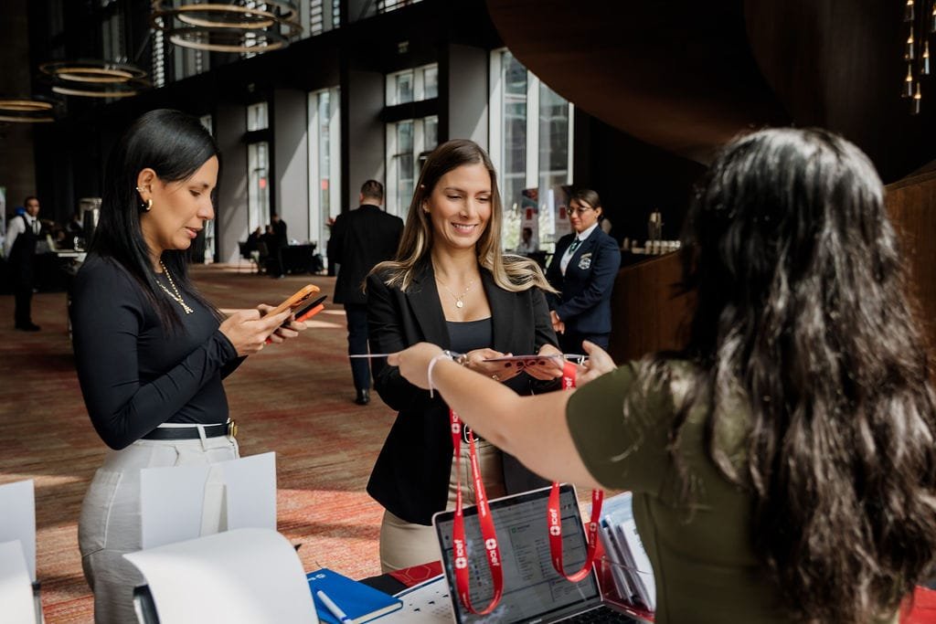Personas registrándose en un evento corporativo animado.