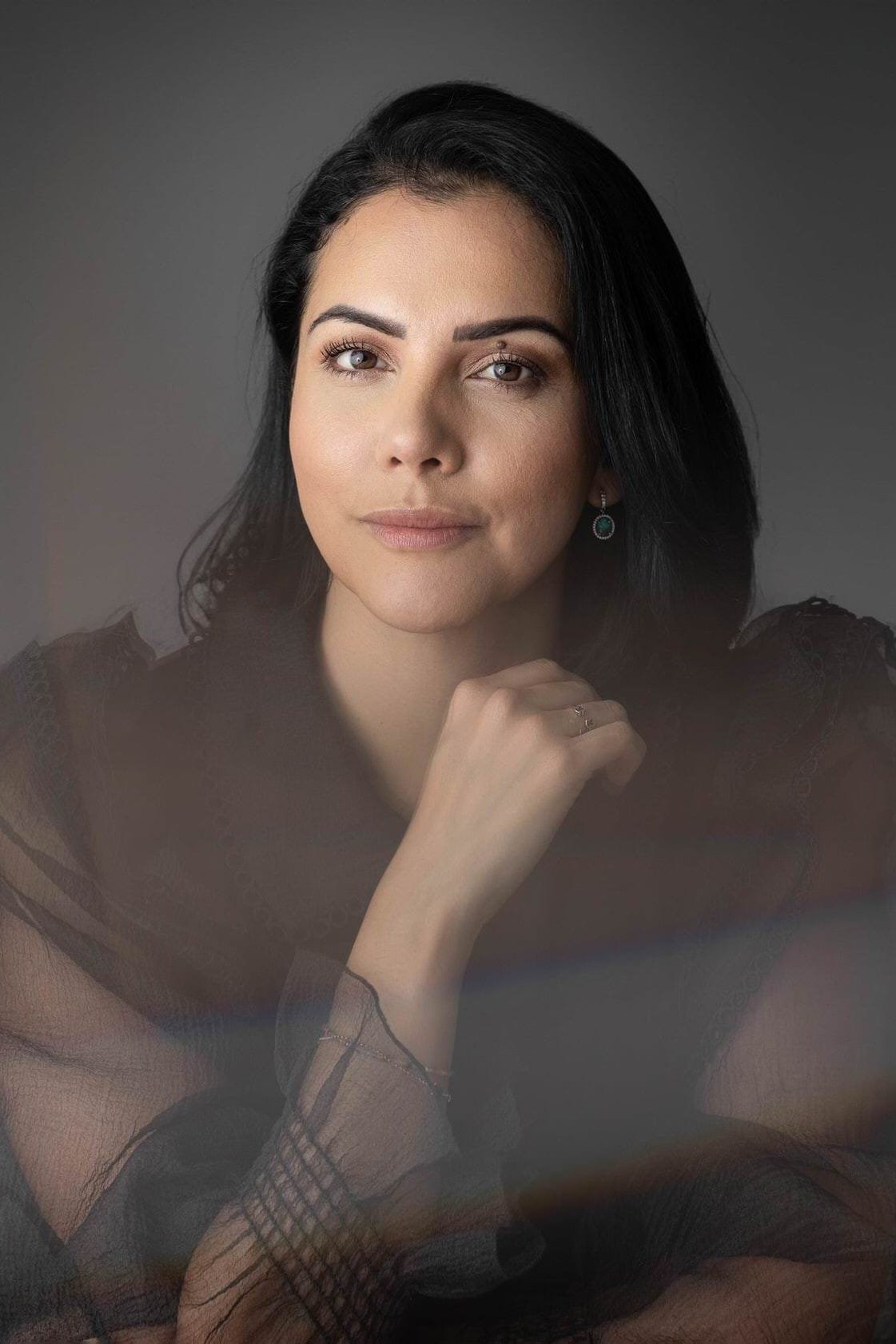 Retrato elegante de una mujer con fondo suave, ideal para fotografía evento empresarial.