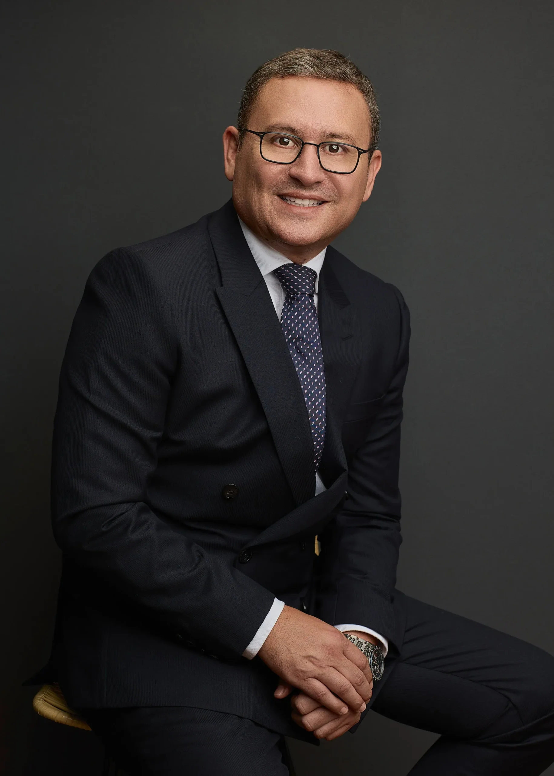 Hombre de negocios con una actitud accesible y segura.