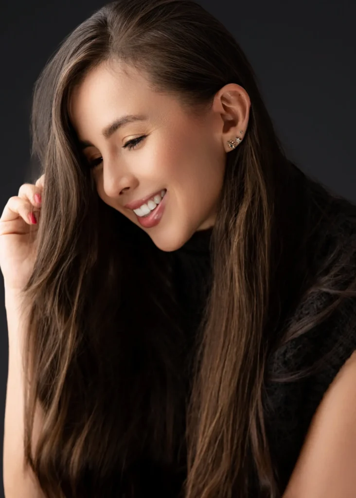 Sonrisa encantadora en un retrato profesional.