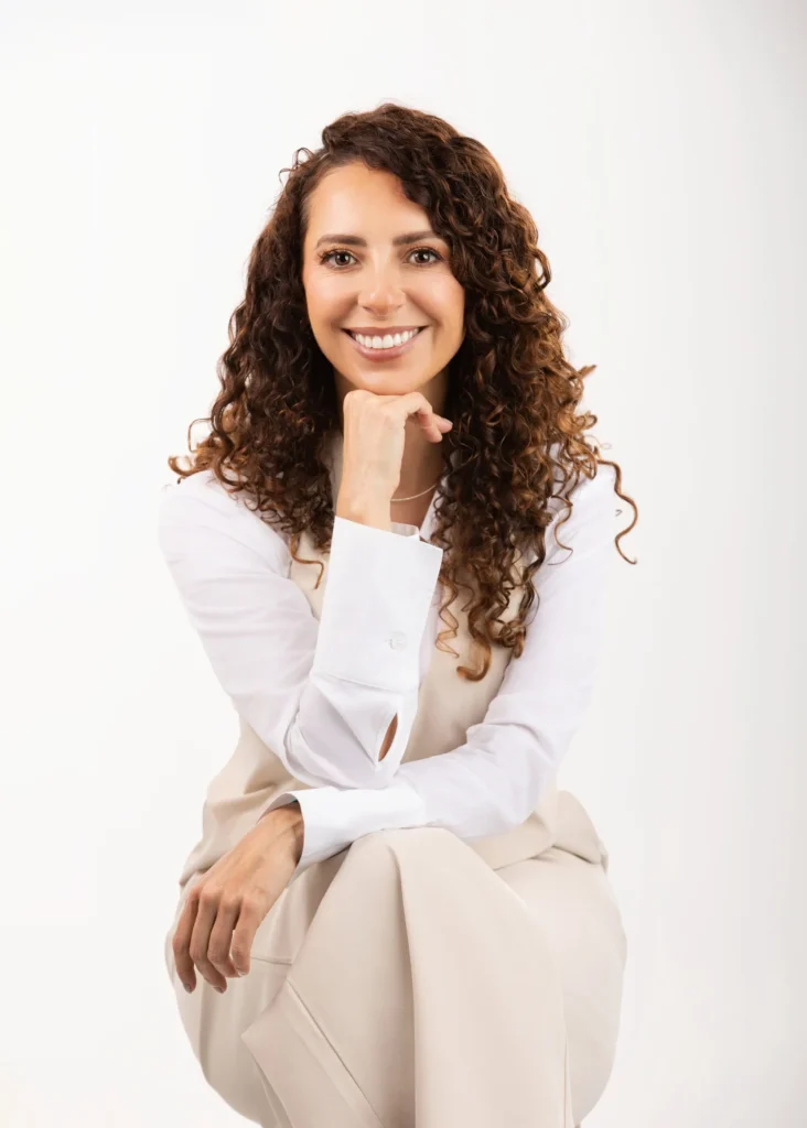 Retrato que combina estilo y profesionalidad en una sola imagen.