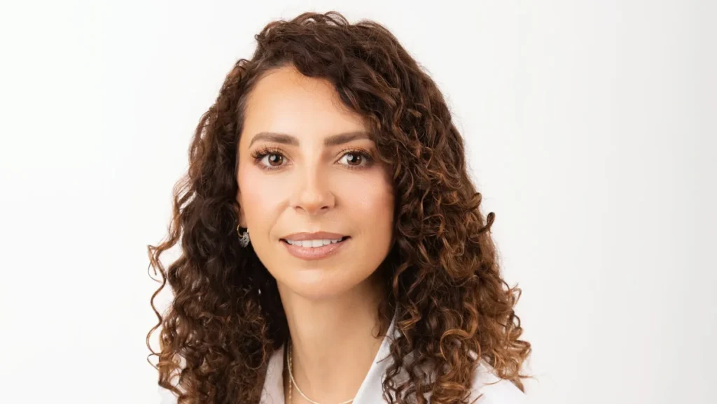 Imagen ideal para perfil de LinkedIn, transmitiendo profesionalismo y accesibilidad.