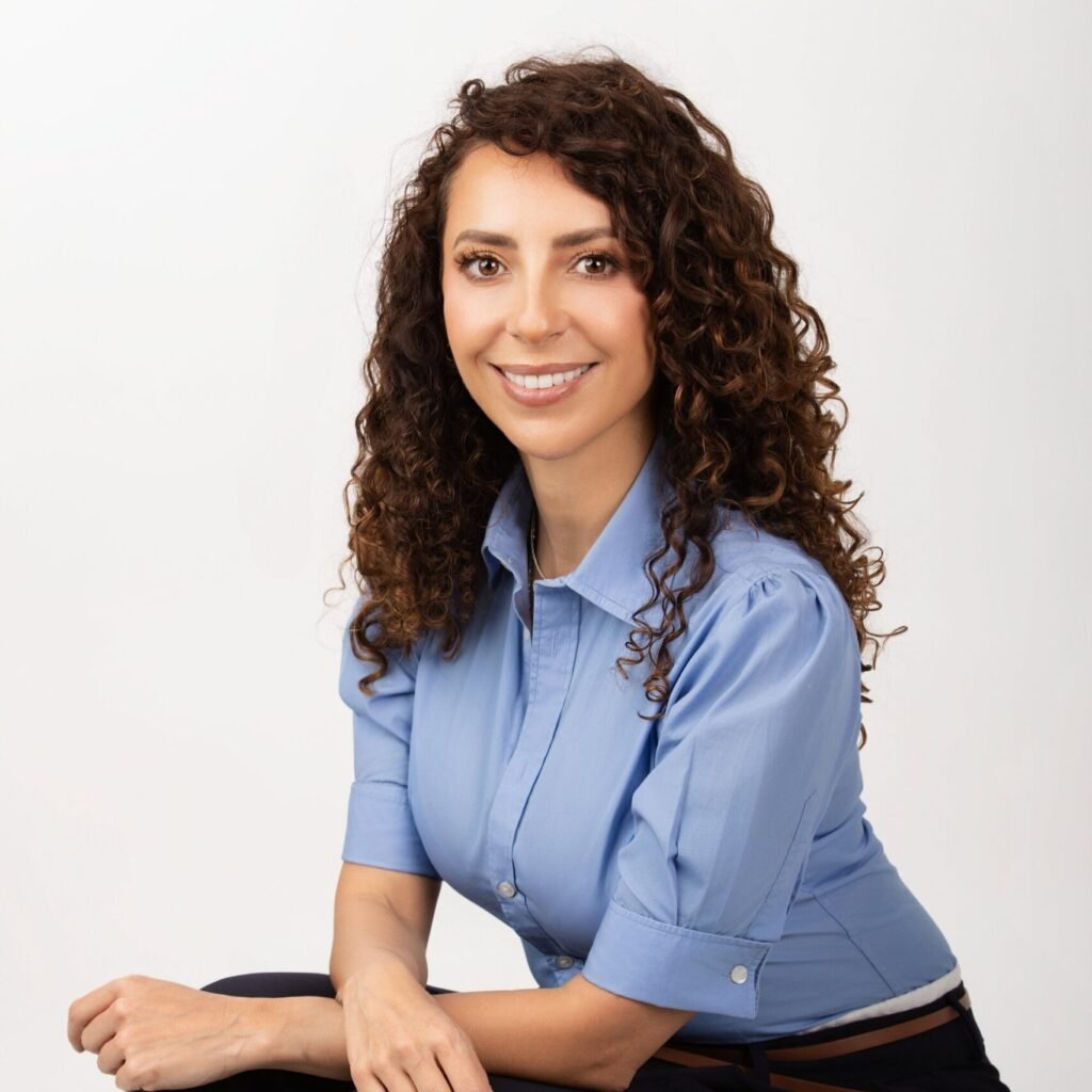 Retrato de una mujer en una blusa azul, lista para crear su marca personal.