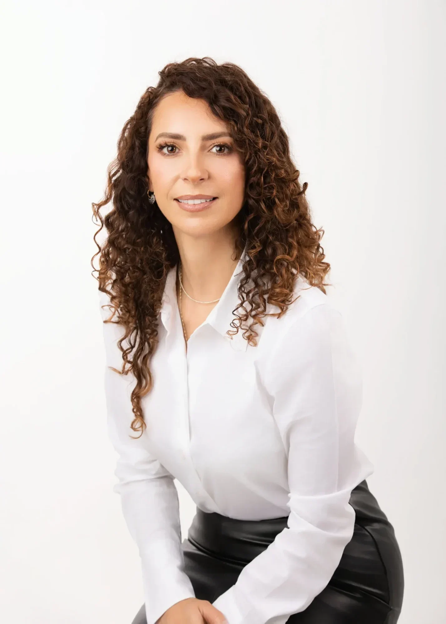 Retrato que combina estilo y profesionalidad en una sola imagen.